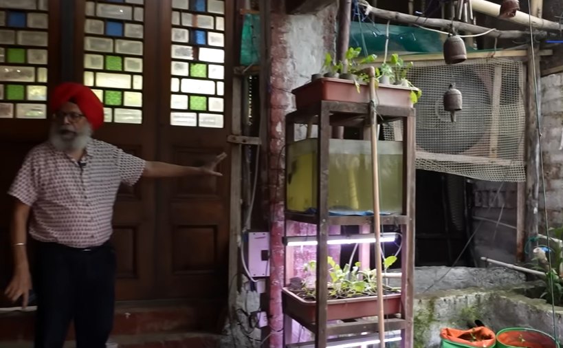 sauravyadav1133's tweet image. जब दिल्ली में AQI 600-700 रहता है तब पीटर सिंह और नीनो कौर के घर का AQI सिर्फ 5 रहता है...
ये चमत्कार किया है इन्होंने सिर्फ अपना दिमाग का इस्तेमाल करके...पीटर सिंह ने घर के मेन एंट्रेंस पर एक बड़ा सा घास का पैनल लगाया है जिसमें 24 घंटे पानी चलता रहता है और एक बड़ा सा पुराने कूलर…