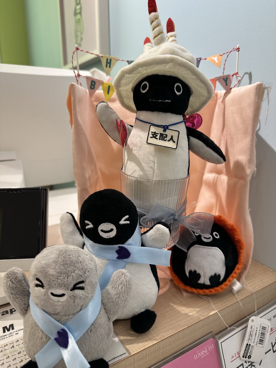 久しぶりに新宿ペンスタへ。

スタッフさんのご厚意で、レジ横🐧さんと記念撮影させていただきました

誕生日🎂🎊おめでとう！