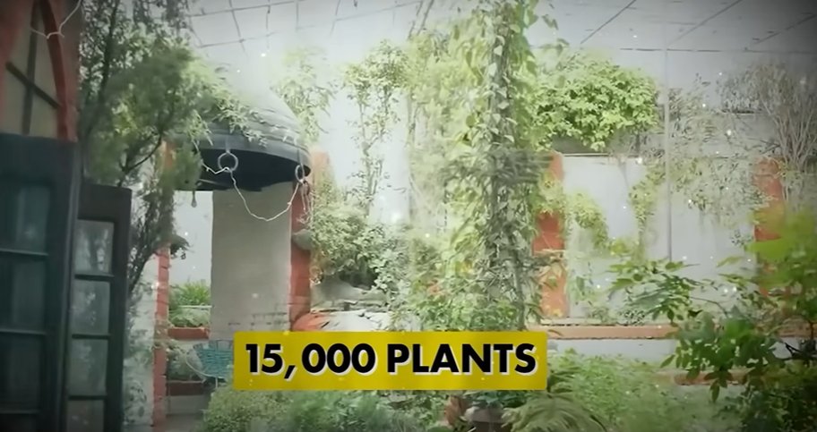 sauravyadav1133's tweet image. जब दिल्ली में AQI 600-700 रहता है तब पीटर सिंह और नीनो कौर के घर का AQI सिर्फ 5 रहता है...
ये चमत्कार किया है इन्होंने सिर्फ अपना दिमाग का इस्तेमाल करके...पीटर सिंह ने घर के मेन एंट्रेंस पर एक बड़ा सा घास का पैनल लगाया है जिसमें 24 घंटे पानी चलता रहता है और एक बड़ा सा पुराने कूलर…