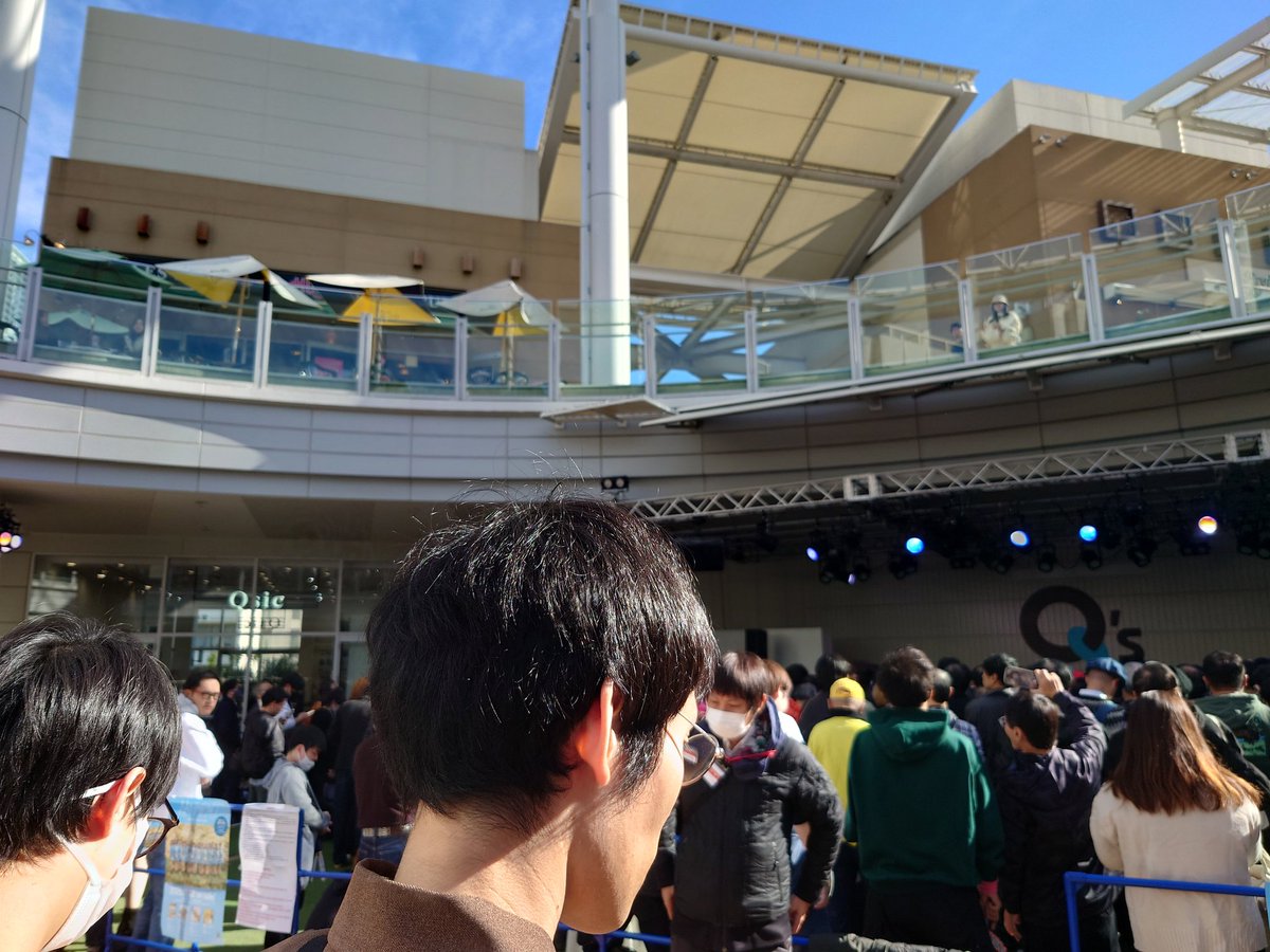 t_naming's tweet photo. ＨＵＢで飲みながらアイドル見れるな https://t.co/hQy1rxyYl0
