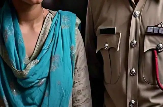 जेल में बंद बेटे से मिलने गई माँ पुलिस वाले ने बेटे से मिलाने की डिमांड महिला का आरोप है कि उसके बेटे से मिलने के लिए अरविंद नामी पुलिस अफसर ने महिला से S/x करने रखी डिमांड 👇😱

पूरा मामला छत्तीसगढ़ के दुर्गा जिले का है जहाँ जेल में बंद बेटे से मिलने गई माँ को उसके बेटे से मिलने