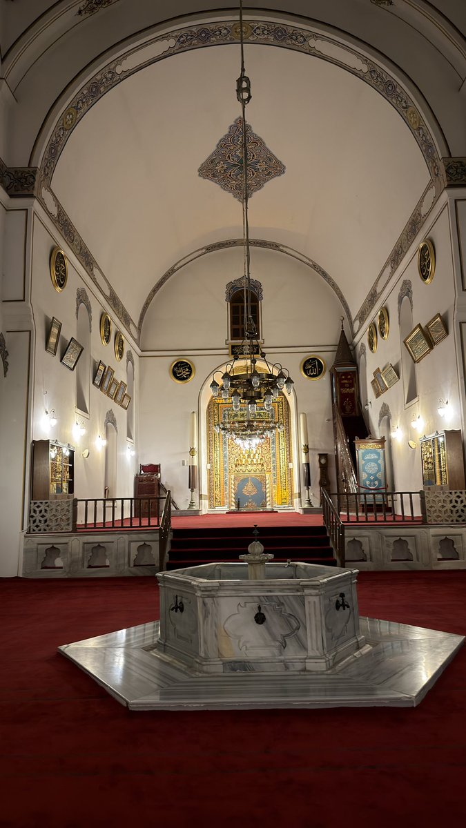 Partizan-Fenerbahçe maçında yapılan büyük saygısızlığın ardından bu sabah şehit padişahımız 1. Murat Hüdavendigar Cami’ni ziyaret ettim. Türbesini ziyaret ettim. 2 mezarı bulunan ve Rumeli’yi Türkleştiren padişahımızın mekanı cennet olsun