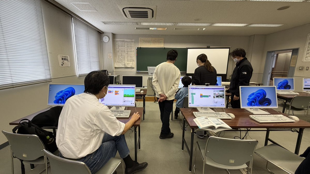 yukiweb_jp's tweet image. 今日は月一度の子どもプログラミングクラブ！

今月で5周年を迎えました！

私がんばった！
そして、これからもがんばる💪🏻

参加費無料だけど楽しんでもらえるよういろいろ考えていこう！

#CoderDojo
#鎌ケ谷市