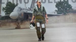 सोचिये, उस दुर्घटना से एक पिता के दिल पे क्या गुज़री होगी?

शुक्रवार को दुबई एयर शो में तेजस फाइटर जेट मिलें में मारे गए विंग कमांडर नमन स्याल के पिता जगन नाथ स्याल, एयर शो के वीडियो के लिए YouTube स्क्रॉल कर रहे थे। हिमाचल प्रदेश के कांगड़ा जिले के रिटायर्ड स्कूल प्रिंसिपल स्याल