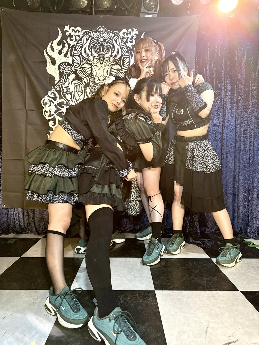 info_adfiction's tweet image. 屋根裏 vol.41ありがとうございました!!

Next▷▶▷ 11/24(月)
MITSUBACHI ROCK CIRCUIT 2025@下北沢10会場サーキット

下北沢近道でのトリ、ぶちかまします。

🔗t.livepocket.jp/e/mitsubachi20…