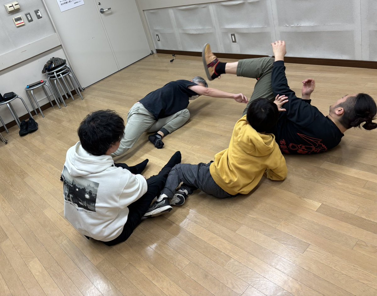 本日11/23(日)はダニール東京セミナーの振り返り。次回クラスは11/30(日)10~12時。会場は足立区生涯学習センター5階ビデオスタジオです。
maps.app.goo.gl/47muDh2kvB7Mt9…
次回もダニールセミナーを振り返ります。
#ロシア武術システマ #アウェアネス
#見学体験無料 #練習仲間募集中