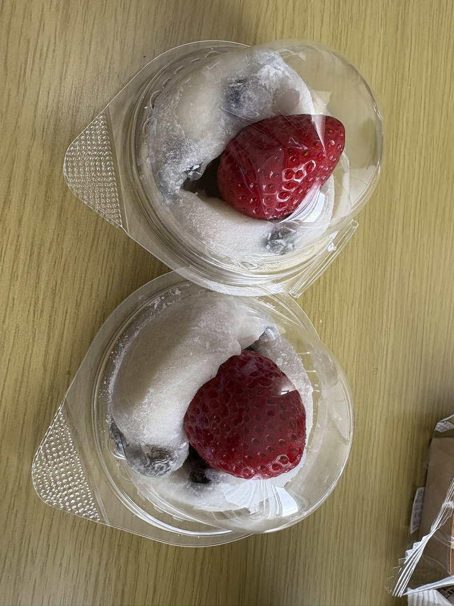 Chika542912's tweet image. 今日は長男の誕生日
長男の娘(私の孫)の希望で焼肉　
帰りにケーキ買おうとしたが
ケーキいらないというので
苺大福
は、私が食べる(笑)