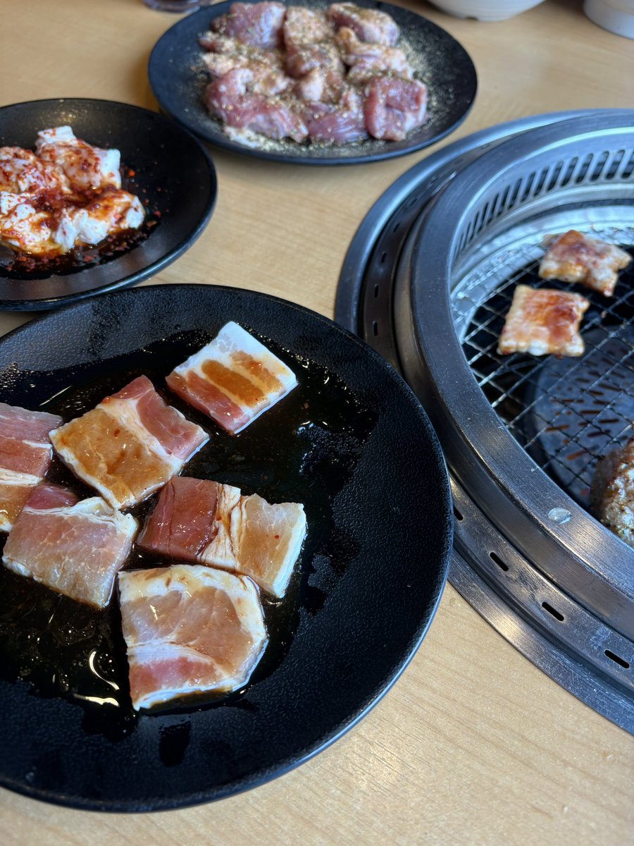 Chika542912's tweet image. 今日は長男の誕生日
長男の娘(私の孫)の希望で焼肉　
帰りにケーキ買おうとしたが
ケーキいらないというので
苺大福
は、私が食べる(笑)