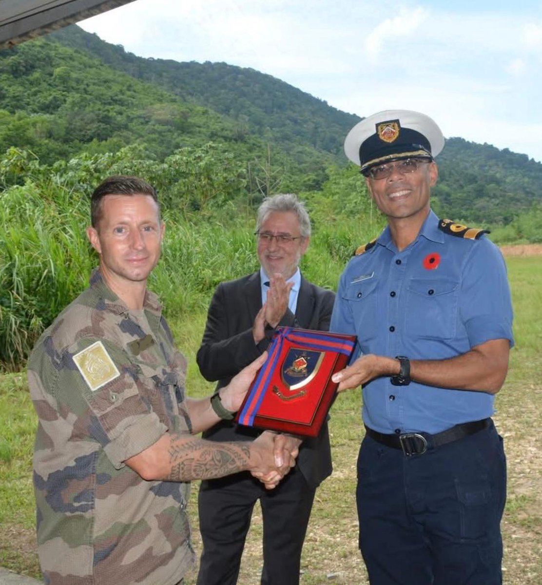 🇫🇷🤝🇹🇹 Coopération renforcée dans la Caraïbe.
Du 29/10 au 06/11/2025, les FAA et les forces trinidadiennes ont mené leur 1er PMO NEDEX. Les EOD du 33ᵉ RIMa ont formé leurs homologues 🇹🇹.
Présence du CEMA trinidadien et de l’ambassadeur 🇫🇷.
Une étape clé pour l’interopérabilité.