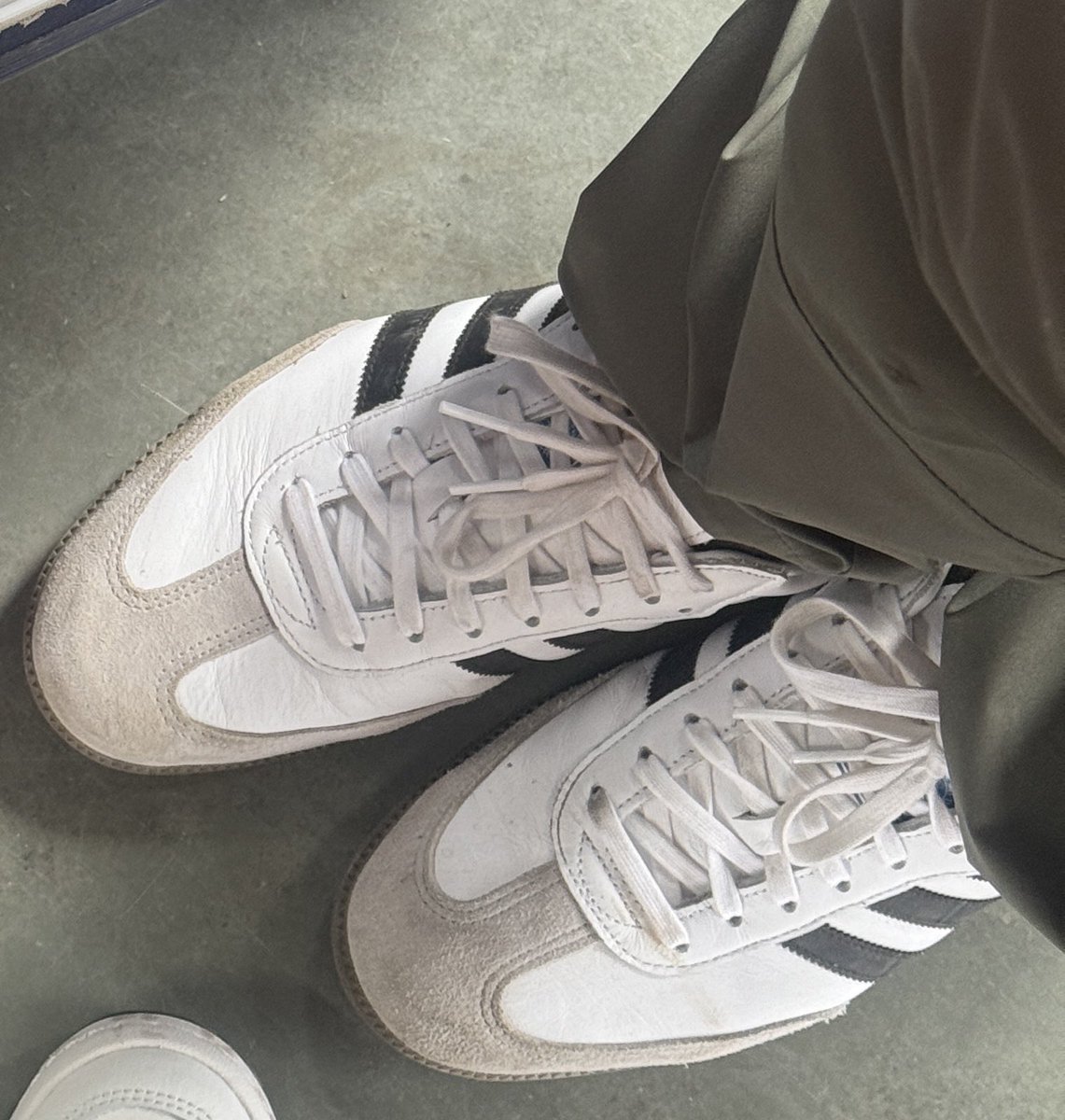 ProfRatnesh's tweet photo. @rpfwrbct @rpfwr1 @RailwaySeva @grpmumbai Image of the stolen shoes https://t.co/lVjhKSYMw1