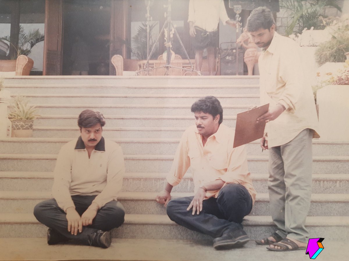 acmugil's tweet image. &quot;Time(machine)&quot;கிடைத்து🕛🪩🌀
#உள்ளம்கொள்ளைபோகுதே..
திரைப்படத்திற்கு &quot;கதை வசனம்&quot; எழுதியதோடு மட்டுமல்லாமல் அதில் நான் இணை இயக்குனராகவும்..தம்பி கண்ணன் உதவி இயக்குனராகவும் பணியாற்றினோம்..💟
அழகிய நாட்கள்5️⃣2️⃣📌