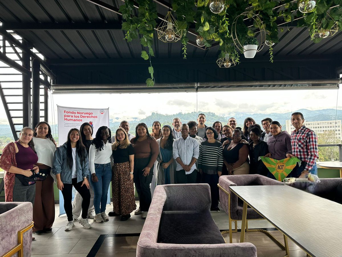 FondoNoruego_es's tweet photo. ✨En Popayán nos reunimos con organizaciones que trabajan por la paz y los derechos humanos en Colombia 🇨🇴 para compartir experiencias sobre sostenibilidad, autogestión y alianzas 🤝🌱. 

Gracias a las copartes por su energía y compromiso💫 https://t.co/5VBn8rQybs