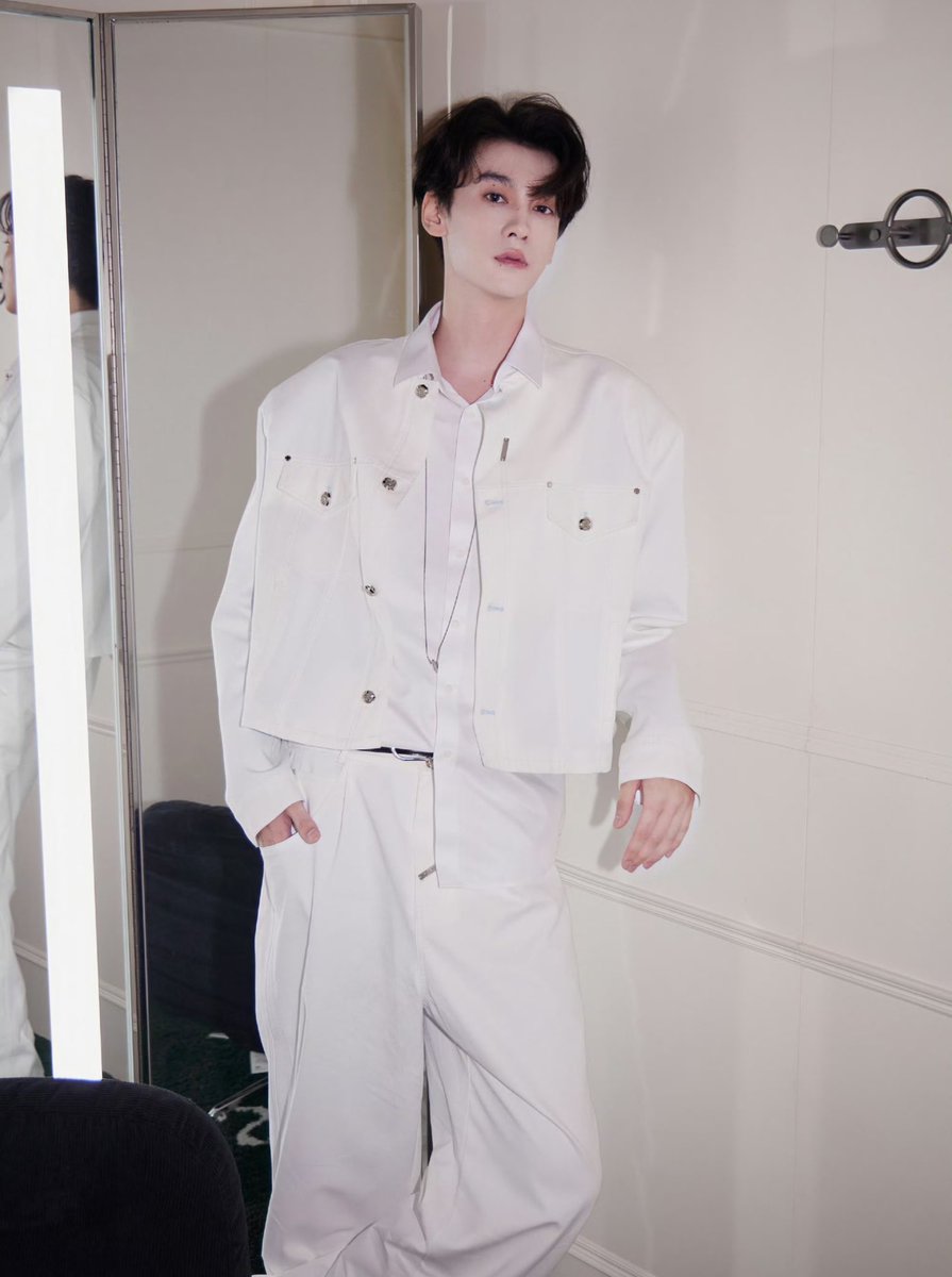 q_huuuuu's tweet image. อีกหนึ่งโมเม้นที่แตกแตนที่สุด ขอยกให้เป็นสิ่งนี้ ทำงานกันคนละวันแต่ครอสตูมเดียวกันอันนี้เถียงไม่ได้ สไตล์ลิสทำการบ้านมาดีเกิน เป๊ะยันสร้อยที่คอ งานเดี่ยวประเภทคู่🫢