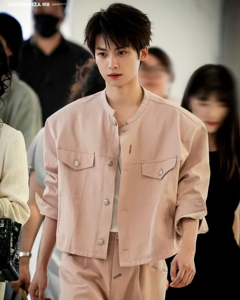 q_huuuuu's tweet image. อีกหนึ่งโมเม้นที่แตกแตนที่สุด ขอยกให้เป็นสิ่งนี้ ทำงานกันคนละวันแต่ครอสตูมเดียวกันอันนี้เถียงไม่ได้ สไตล์ลิสทำการบ้านมาดีเกิน เป๊ะยันสร้อยที่คอ งานเดี่ยวประเภทคู่🫢