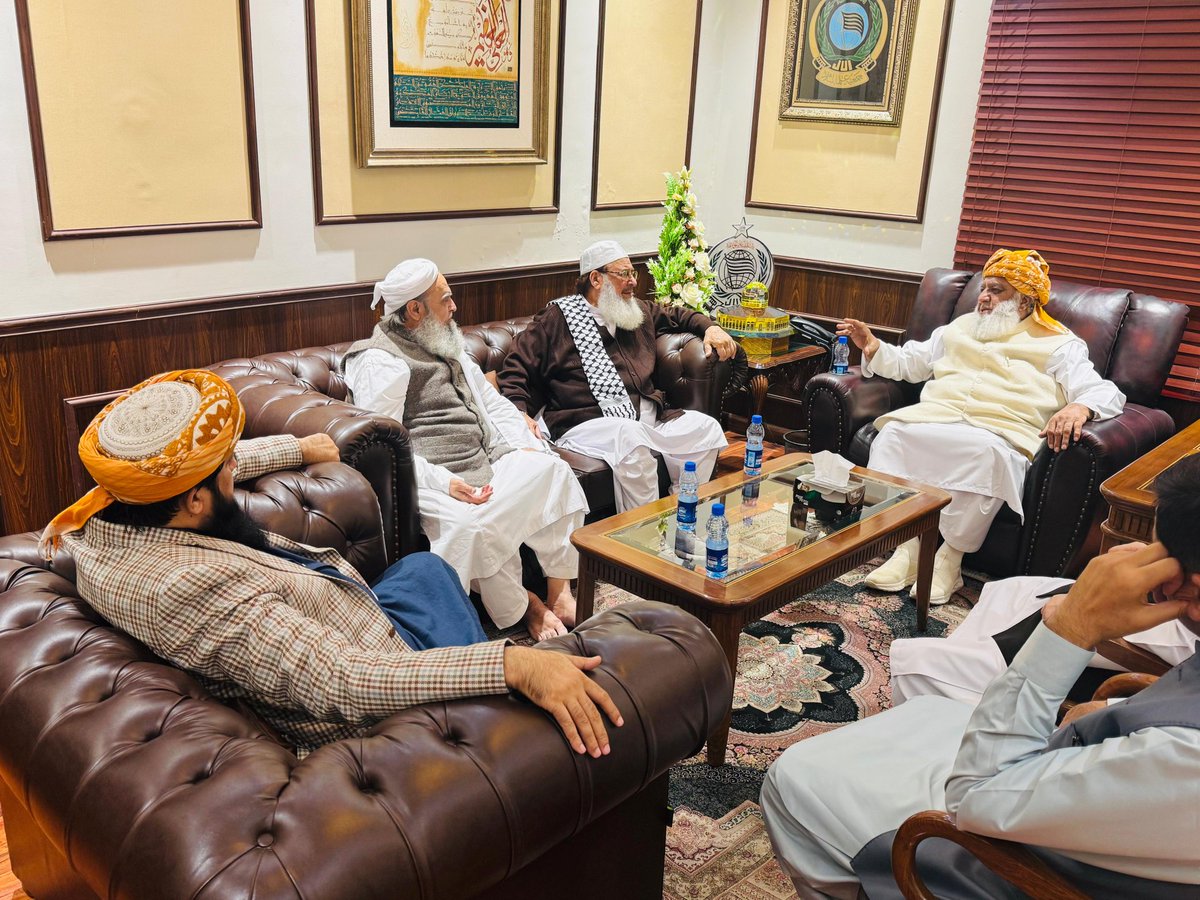 جمعیت علماء اسلام پاکستان کے مرکزی امیر حضرت مولانا فضل الرحمن صاحب سے جمعیت علماء اسلام صوبہ سندھ کے سیکریٹری جنرل علامہ راشدمحمودسومروصاحب کی اسلام آباد مین انکی رہائش گاہ پر ملاقات 
کامیاب دورہ بنگلہ دیش پر علامہ راشدمحمودسومرو نے قائد جمعیت کو پہولوں کا گلدستہ پیش کیا