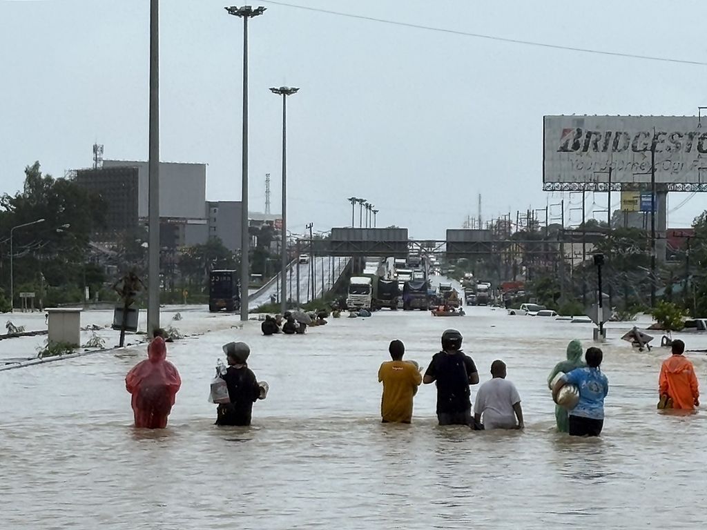 js100radio's tweet image. ซีพีเอฟ ยืนหยัด “อยู่เคียงข้างทุกวิกฤต” จับมือ &apos;ซีพีอาสา&apos; ร้อยเรียงใจช่วยน้ำท่วมภาคใต้ เต็มกำลัง
.
“ไม่มีใครขนย้ายข้าวของทัน เพราะน้ำมาเร็วมาก ตอนนี้ยังออกไปไหนไม่ได้เลย น้ำค่อนข้างแรง และกำลังขึ้นสูงเรื่อยๆ ตอนนี้ท่วมถึงหน้าอกแล้ว อาหารแทบไม่มีเพราะไม่ได้เตรียมการกันไว้”…