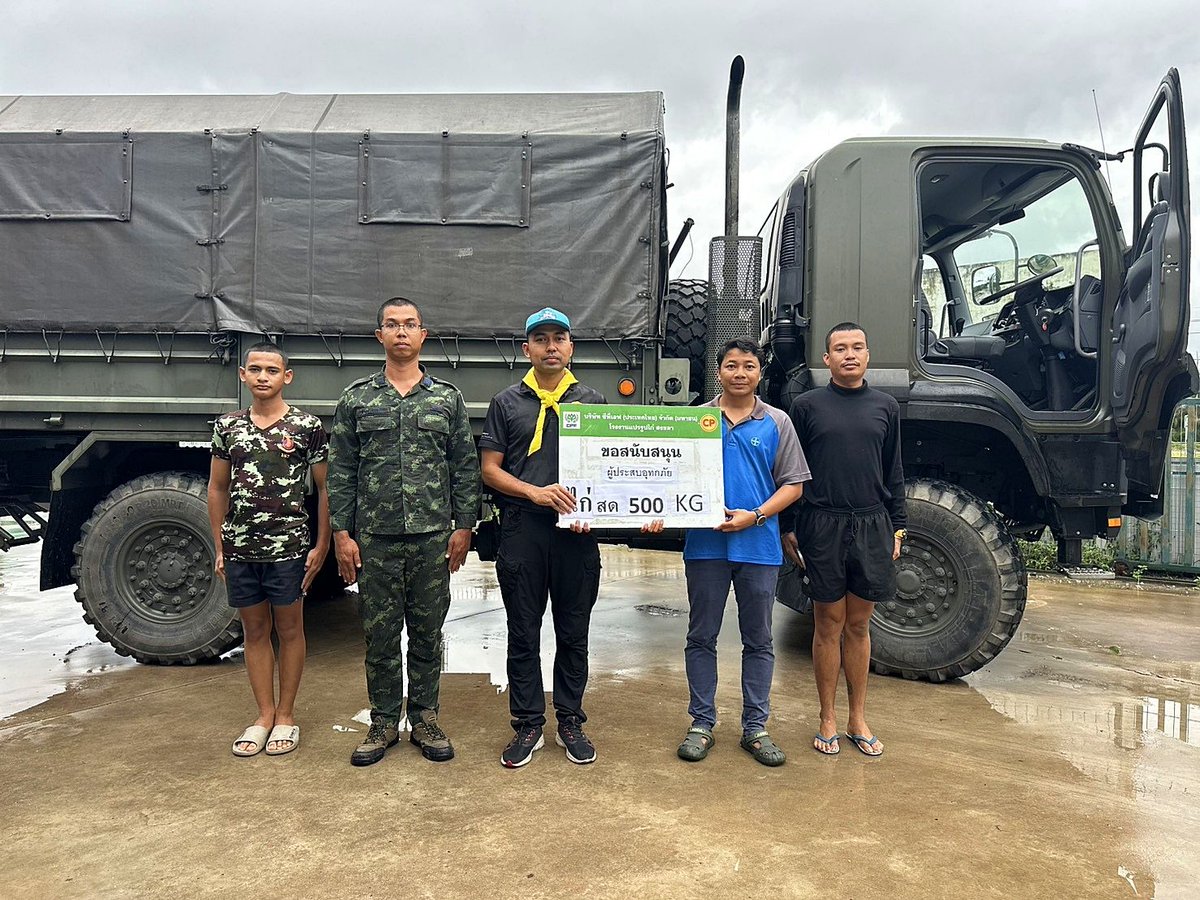 js100radio's tweet image. ซีพีเอฟ ยืนหยัด “อยู่เคียงข้างทุกวิกฤต” จับมือ &apos;ซีพีอาสา&apos; ร้อยเรียงใจช่วยน้ำท่วมภาคใต้ เต็มกำลัง
.
“ไม่มีใครขนย้ายข้าวของทัน เพราะน้ำมาเร็วมาก ตอนนี้ยังออกไปไหนไม่ได้เลย น้ำค่อนข้างแรง และกำลังขึ้นสูงเรื่อยๆ ตอนนี้ท่วมถึงหน้าอกแล้ว อาหารแทบไม่มีเพราะไม่ได้เตรียมการกันไว้”…