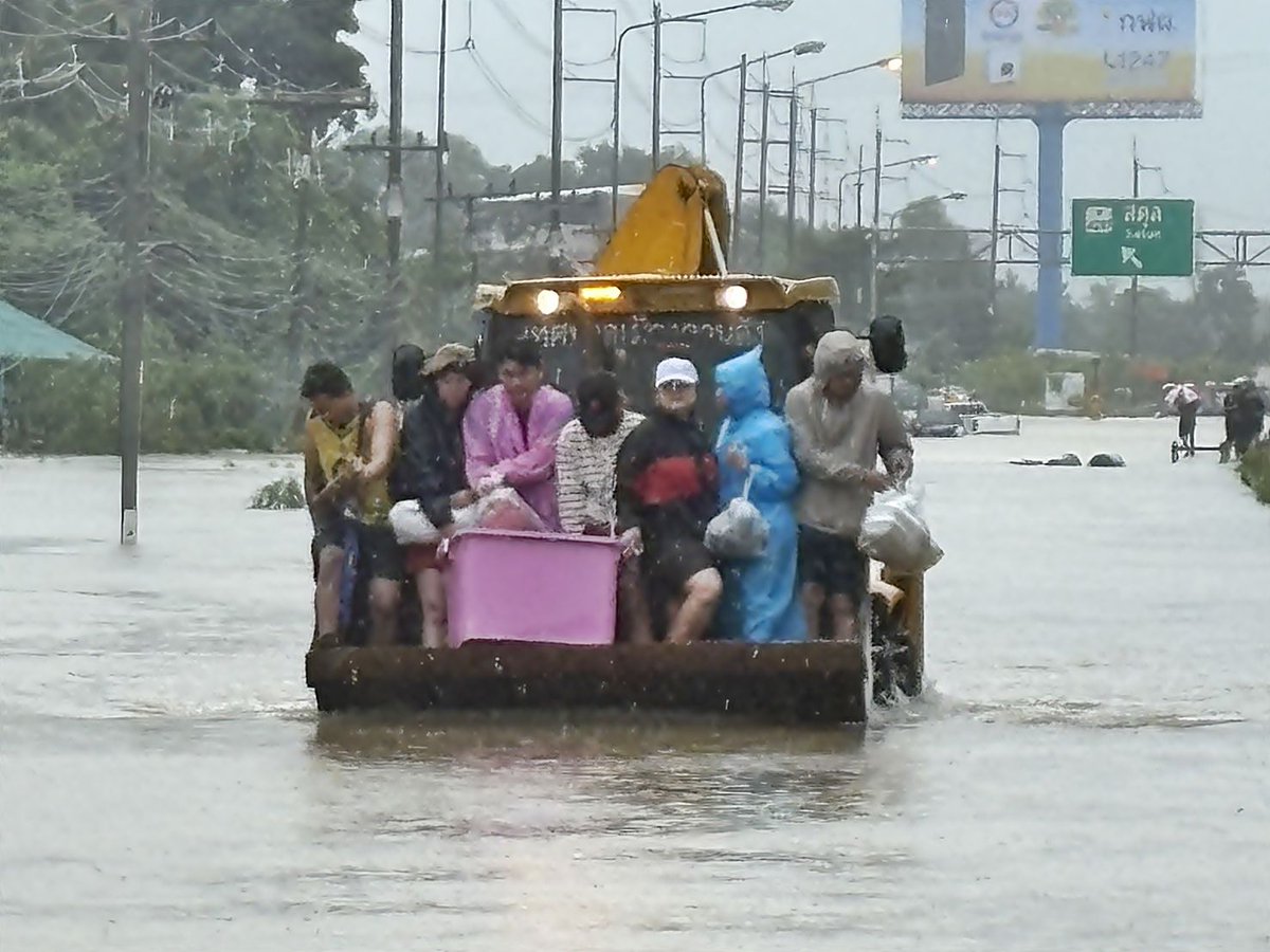 js100radio's tweet image. ซีพีเอฟ ยืนหยัด “อยู่เคียงข้างทุกวิกฤต” จับมือ &apos;ซีพีอาสา&apos; ร้อยเรียงใจช่วยน้ำท่วมภาคใต้ เต็มกำลัง
.
“ไม่มีใครขนย้ายข้าวของทัน เพราะน้ำมาเร็วมาก ตอนนี้ยังออกไปไหนไม่ได้เลย น้ำค่อนข้างแรง และกำลังขึ้นสูงเรื่อยๆ ตอนนี้ท่วมถึงหน้าอกแล้ว อาหารแทบไม่มีเพราะไม่ได้เตรียมการกันไว้”…