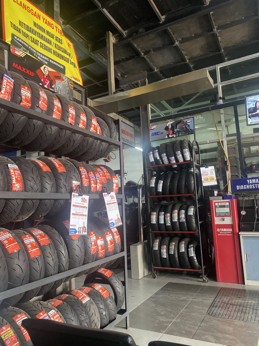 mekdipnaspesial's tweet image. pergi service motor dan baru sadar ga pake sempak :,)