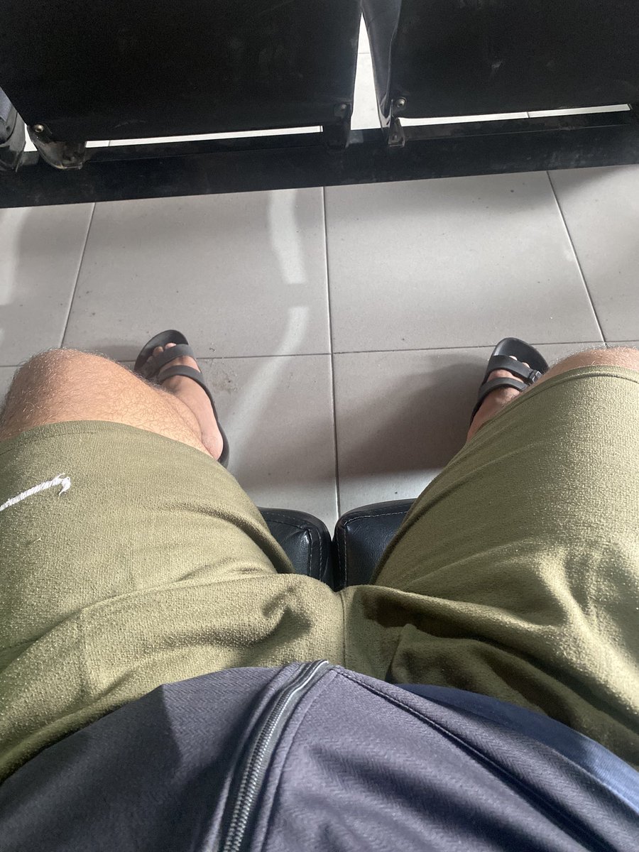 mekdipnaspesial's tweet image. pergi service motor dan baru sadar ga pake sempak :,)