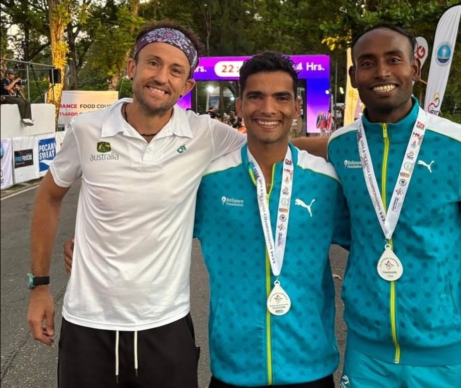 SportsArena1234's tweet photo. 🚨📣 BIG RESULT, FOLKS 💥💥

AMAR SINGH DEVANDA WINS GOLD IN THE GRUELING 100KM ASIA OCEANIA C'SHIPS WITH "NATIONAL RECORD" 🔥🔥

Amar Devanda became the 1st Indian to go sub-7 (6:59:37) as he set NR & won🥇in IAU 100K Asia Oceania C'ships

Men =>
🥇Amar Devanda (6:59:37)
🥉Saurav Ranjan (7:23:02)

Women =>
🥈Tenzin Dolma (9:18:49)
🥉Aarti Zanwar (10:15:27)
