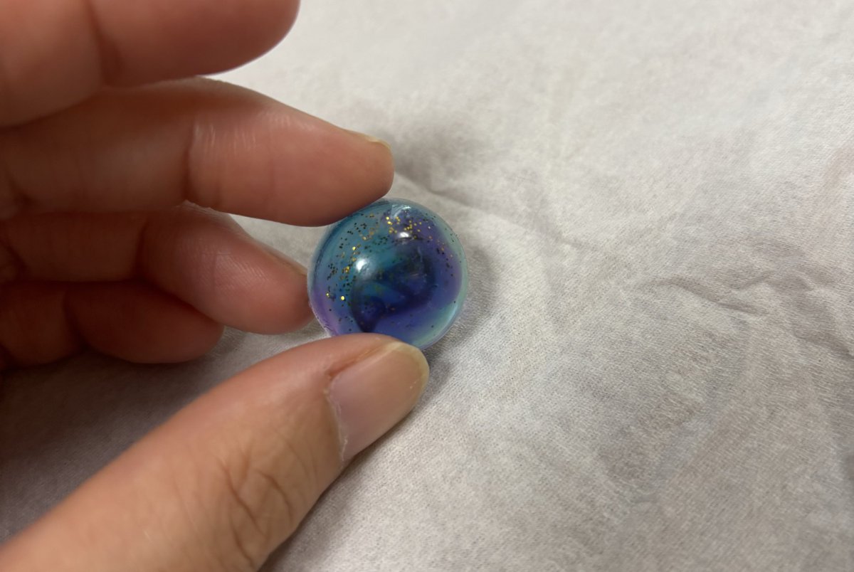 as2nd3's tweet image. メガ島に行って、メガストーン見つけてきました。
訳:インフル待機中の娘ちゃんとメガストーン作りました。黄色がなかったのでラメで代用。