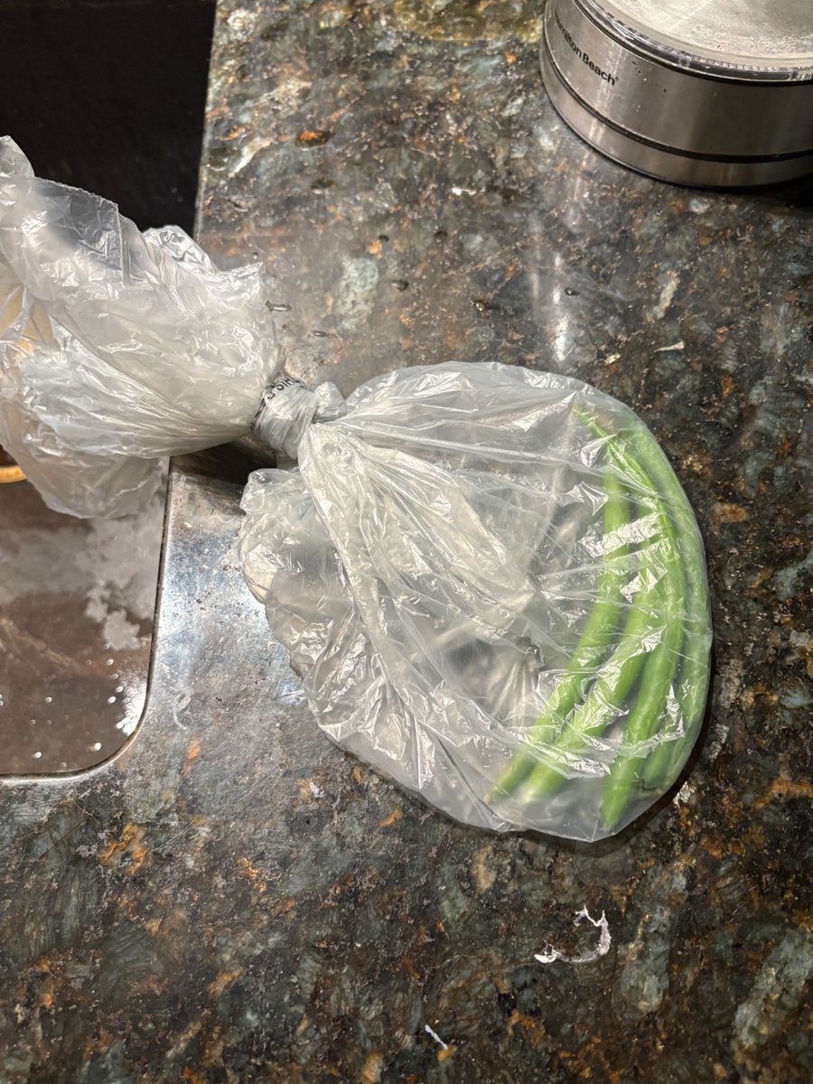 CameronJovenBB's tweet image. Using @UberEats for groceries is a complete scam…. Ordered 4 “orders” of .25 pounds of green beans and I received 4 individual green beans… 4… and I got charged for a pound. #Scam #Uber