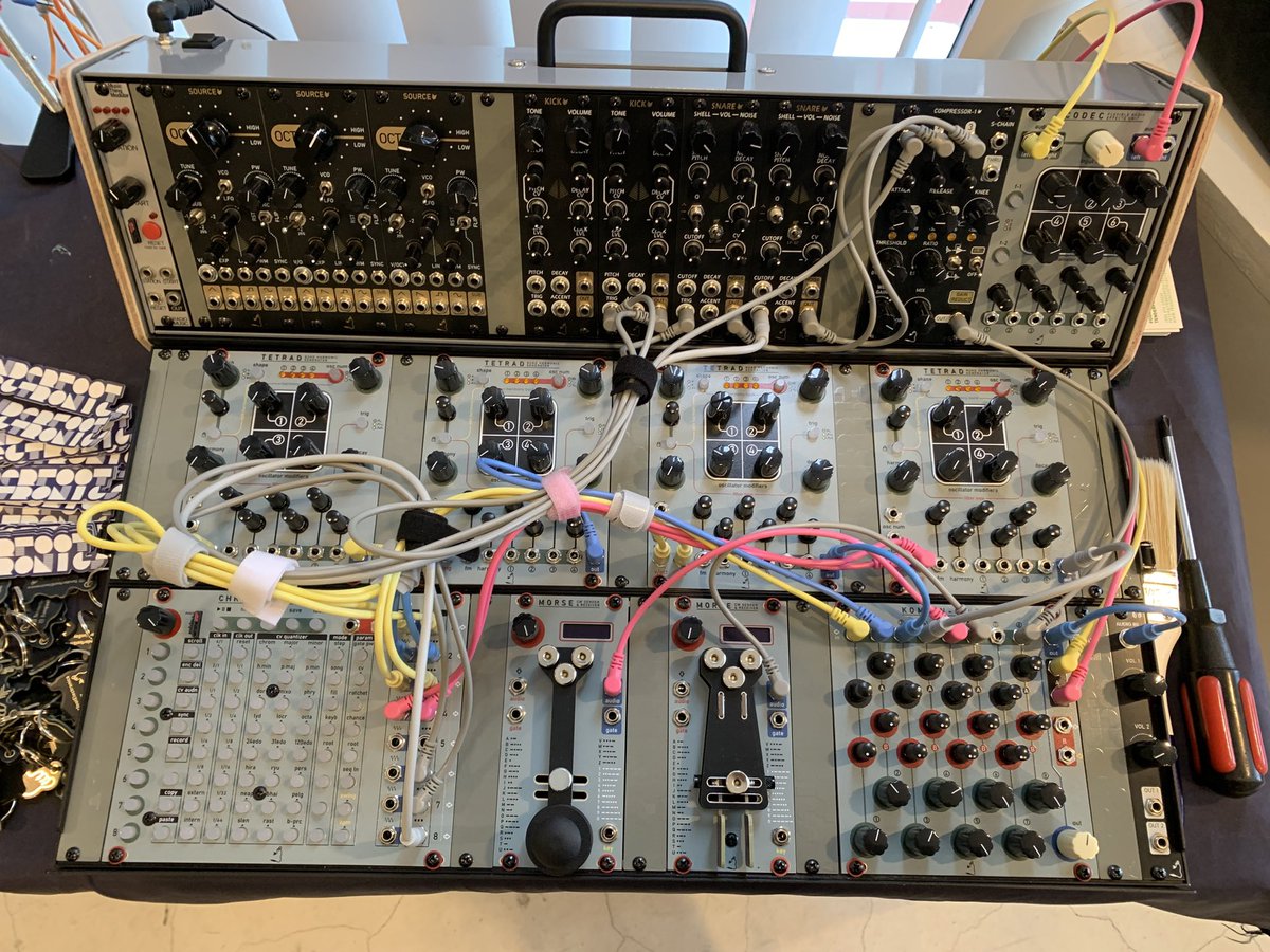 ozouni_modular's tweet image. 【 #FoM2025 Tokyo】

台湾のTenderfoot Electronicsはエニグマのような見た目が美しい、モールス信号モジュールを出展！

タイプした言葉をリズムパターンをゲートシーケンスに変換して演奏できるのだとか。

もちろん、モールス音のオーディオアウトも装備。これは欲しい……！

#モジュラーシンセ