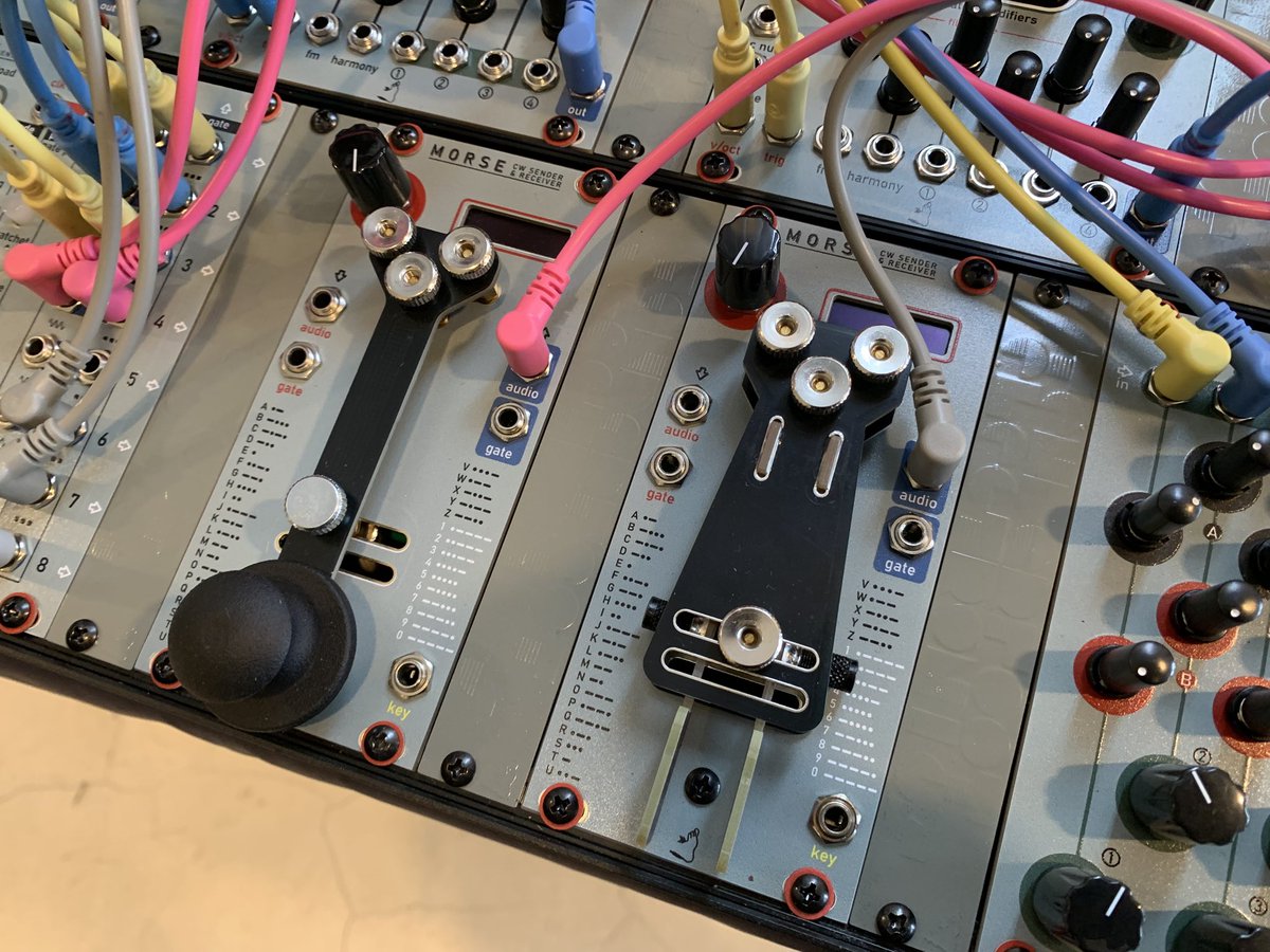 ozouni_modular's tweet image. 【 #FoM2025 Tokyo】

台湾のTenderfoot Electronicsはエニグマのような見た目が美しい、モールス信号モジュールを出展！

タイプした言葉をリズムパターンをゲートシーケンスに変換して演奏できるのだとか。

もちろん、モールス音のオーディオアウトも装備。これは欲しい……！

#モジュラーシンセ