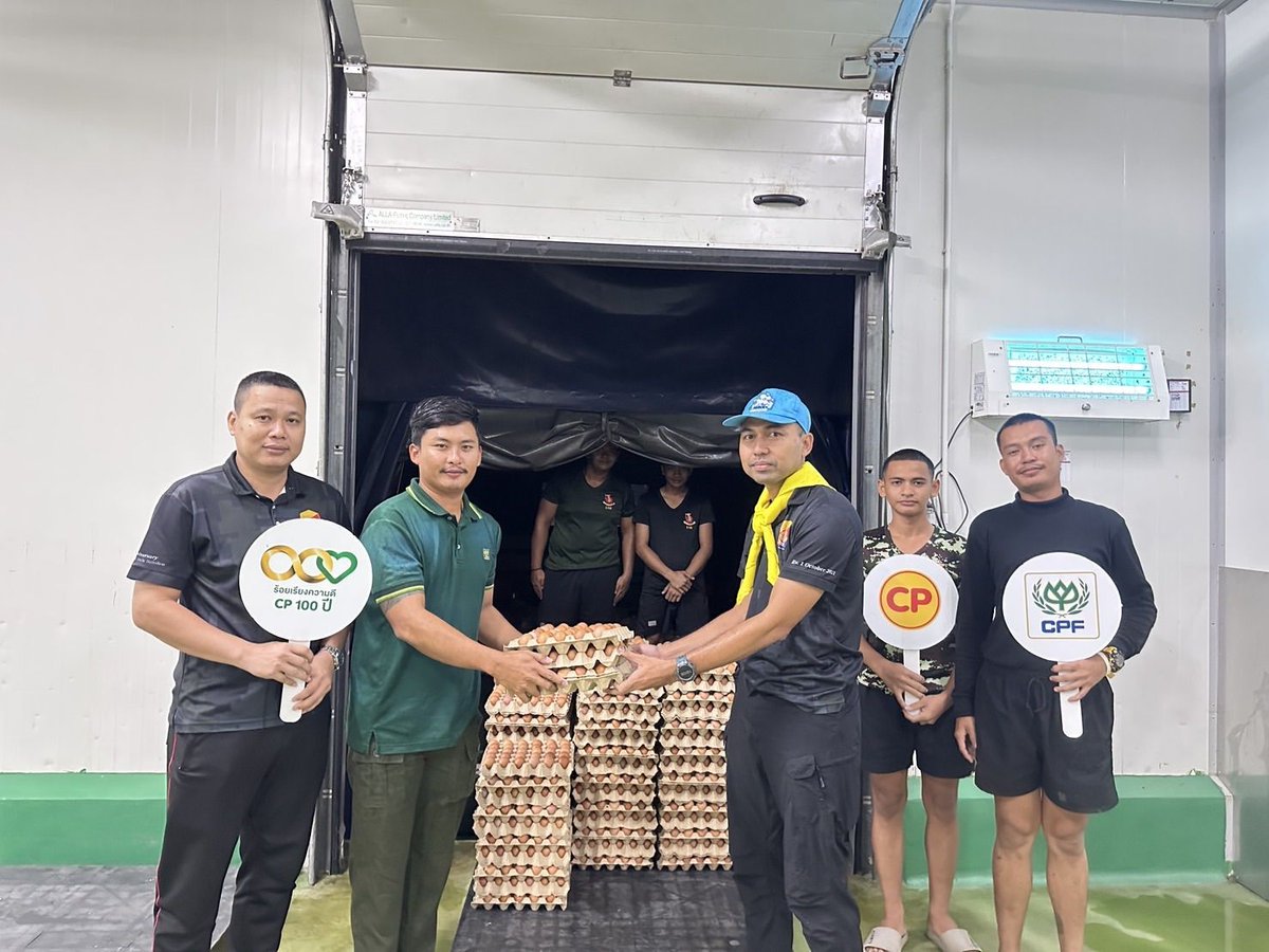 js100radio's tweet image. ซีพีเอฟ ยืนหยัด “อยู่เคียงข้างทุกวิกฤต” จับมือ &apos;ซีพีอาสา&apos; ร้อยเรียงใจช่วยน้ำท่วมภาคใต้ เต็มกำลัง
.
“ไม่มีใครขนย้ายข้าวของทัน เพราะน้ำมาเร็วมาก ตอนนี้ยังออกไปไหนไม่ได้เลย น้ำค่อนข้างแรง และกำลังขึ้นสูงเรื่อยๆ ตอนนี้ท่วมถึงหน้าอกแล้ว อาหารแทบไม่มีเพราะไม่ได้เตรียมการกันไว้”…