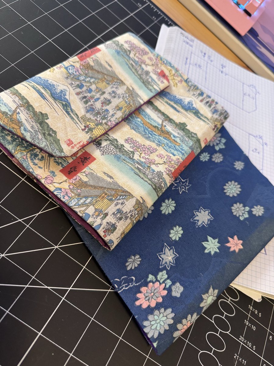 PixelsCatCafe's tweet image. Live on the purple site with a new craft project twitch.tv/picelnkrisko