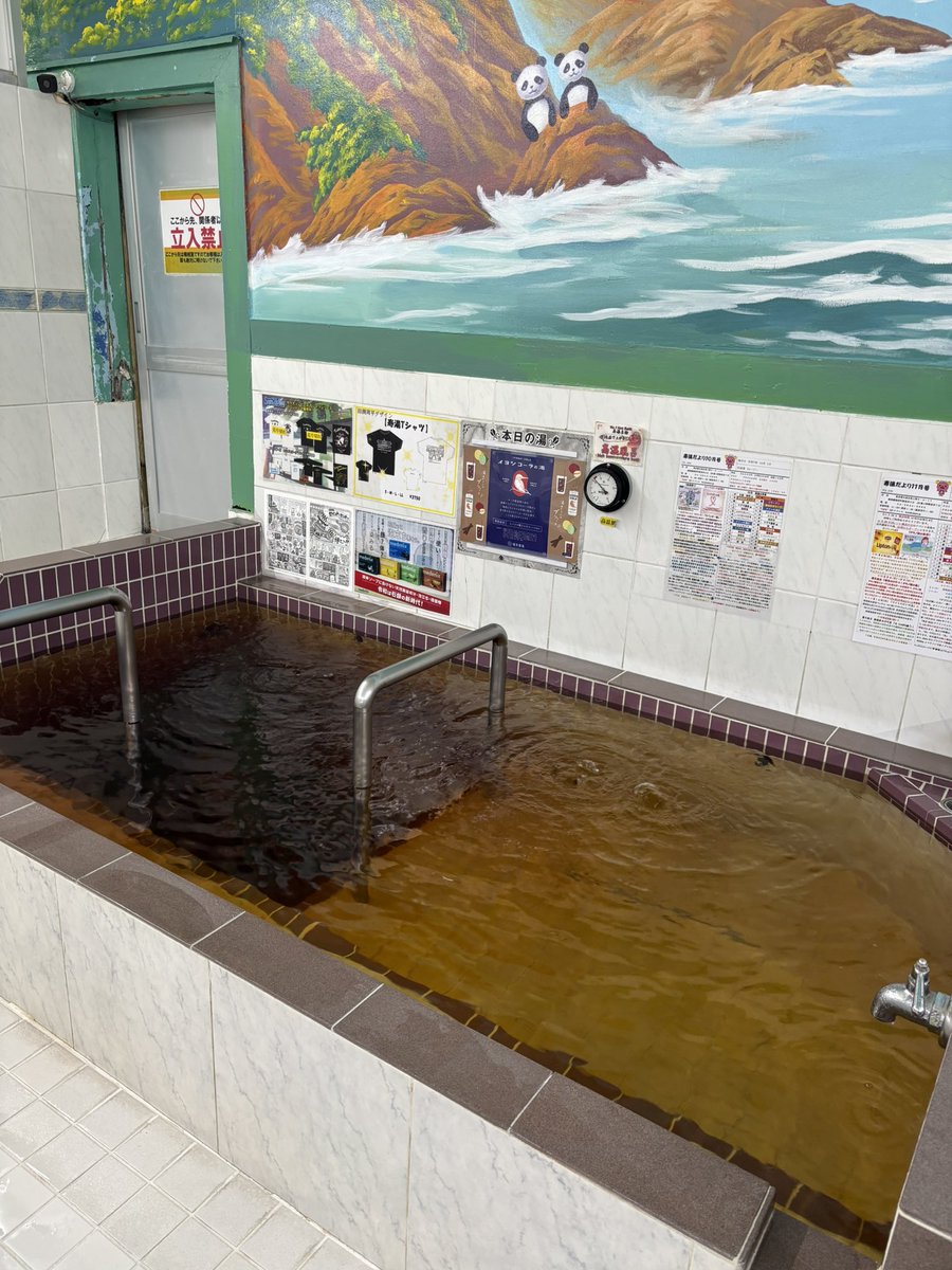 kotobukiyu1010's tweet image. 寿湯本日も開店してます🙋‍♀️

露天風呂
🍊じゃばら湯🍊

じゃばらの名前は、「邪気を払うほどに酸っぱい」ことから、「邪」を「祓う」という意味で名付けられたといわれてます👨‍🎓

薬湯　大人気✨
🥤イヨシコーラの湯🥤