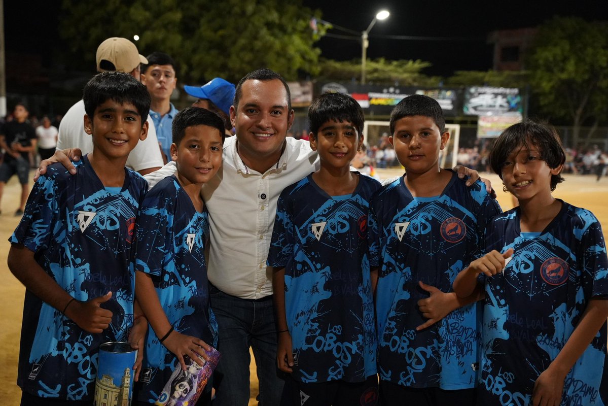DanielRestrepoC's tweet image. Estuvimos en la Ciudadela La Libertad, en la cancha Arcoíris, disfrutando del fútbol bonito: el fútbol de amigos, el fútbol que se vive en el barrio.

Vivimos una gran fiesta en este torneo que une a las familias de #Cúcuta y fortalece el sentido de comunidad.