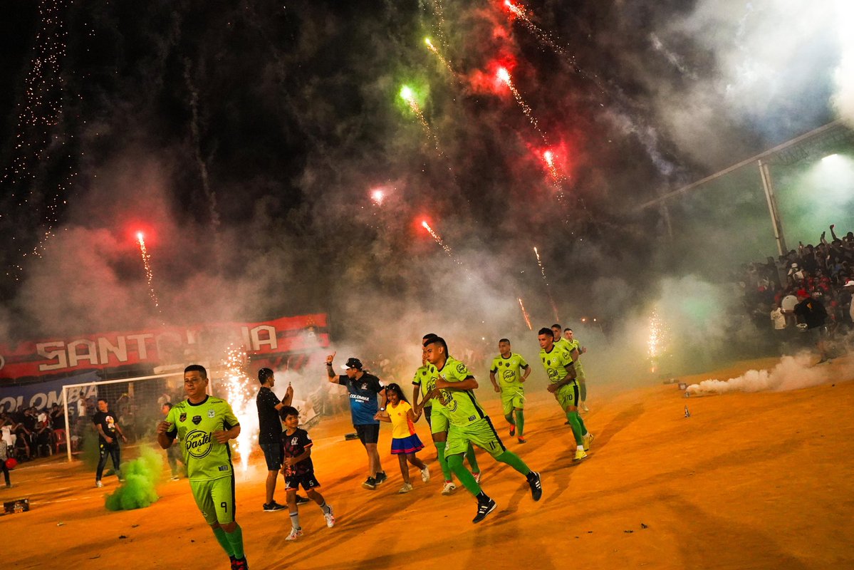 DanielRestrepoC's tweet image. Estuvimos en la Ciudadela La Libertad, en la cancha Arcoíris, disfrutando del fútbol bonito: el fútbol de amigos, el fútbol que se vive en el barrio.

Vivimos una gran fiesta en este torneo que une a las familias de #Cúcuta y fortalece el sentido de comunidad.