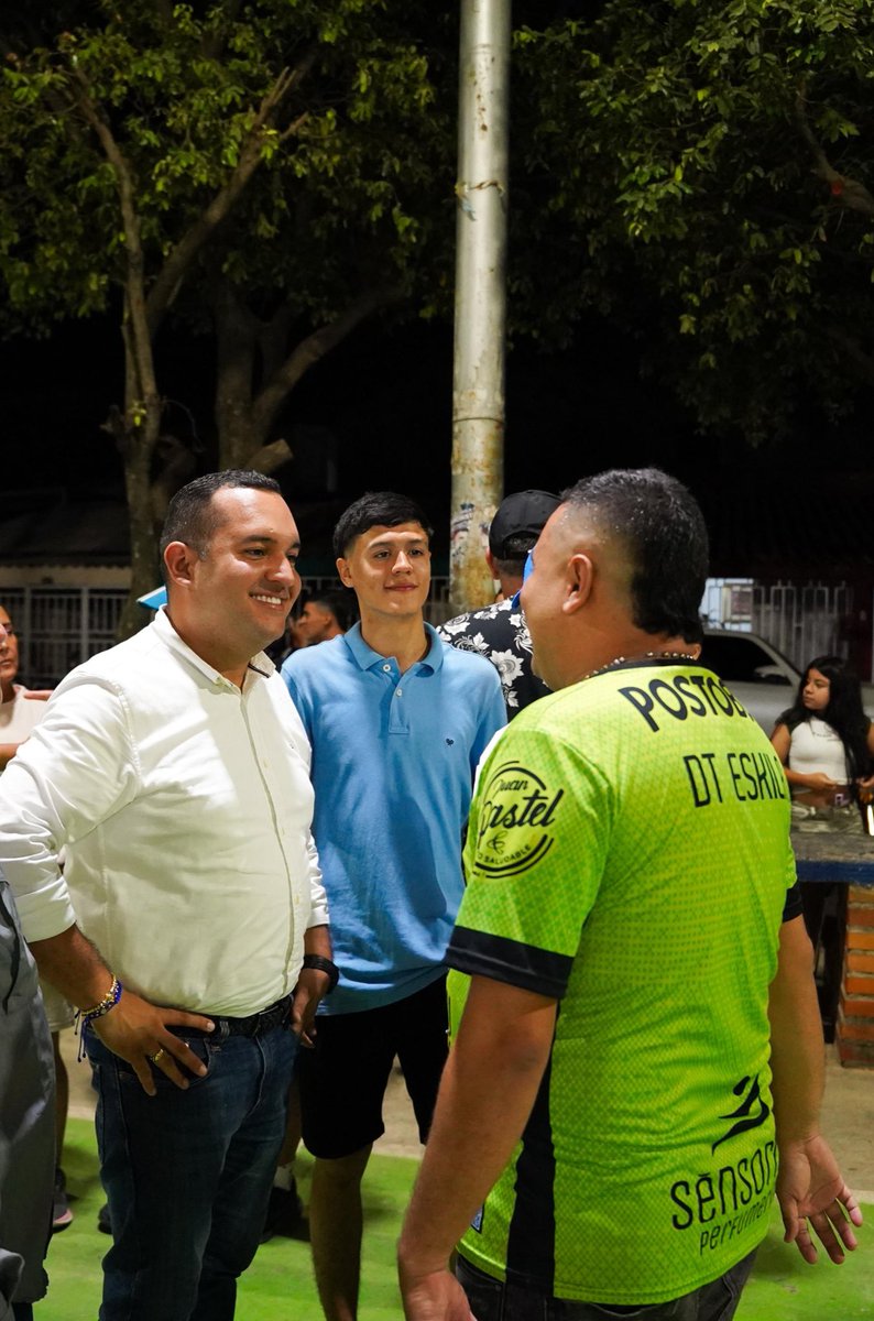 DanielRestrepoC's tweet image. Estuvimos en la Ciudadela La Libertad, en la cancha Arcoíris, disfrutando del fútbol bonito: el fútbol de amigos, el fútbol que se vive en el barrio.

Vivimos una gran fiesta en este torneo que une a las familias de #Cúcuta y fortalece el sentido de comunidad.