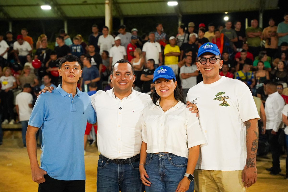 DanielRestrepoC's tweet image. Estuvimos en la Ciudadela La Libertad, en la cancha Arcoíris, disfrutando del fútbol bonito: el fútbol de amigos, el fútbol que se vive en el barrio.

Vivimos una gran fiesta en este torneo que une a las familias de #Cúcuta y fortalece el sentido de comunidad.