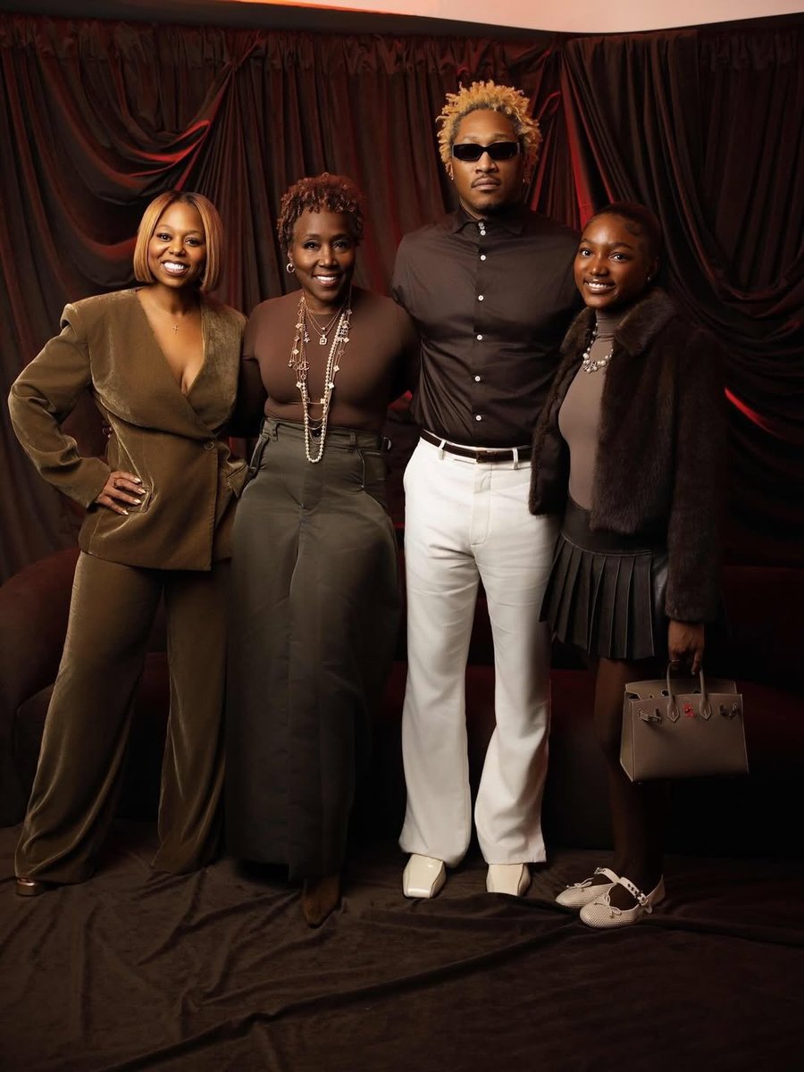 DailyRapFacts's tweet image. Future celebrating his birthday with his family ❤️ 🎂