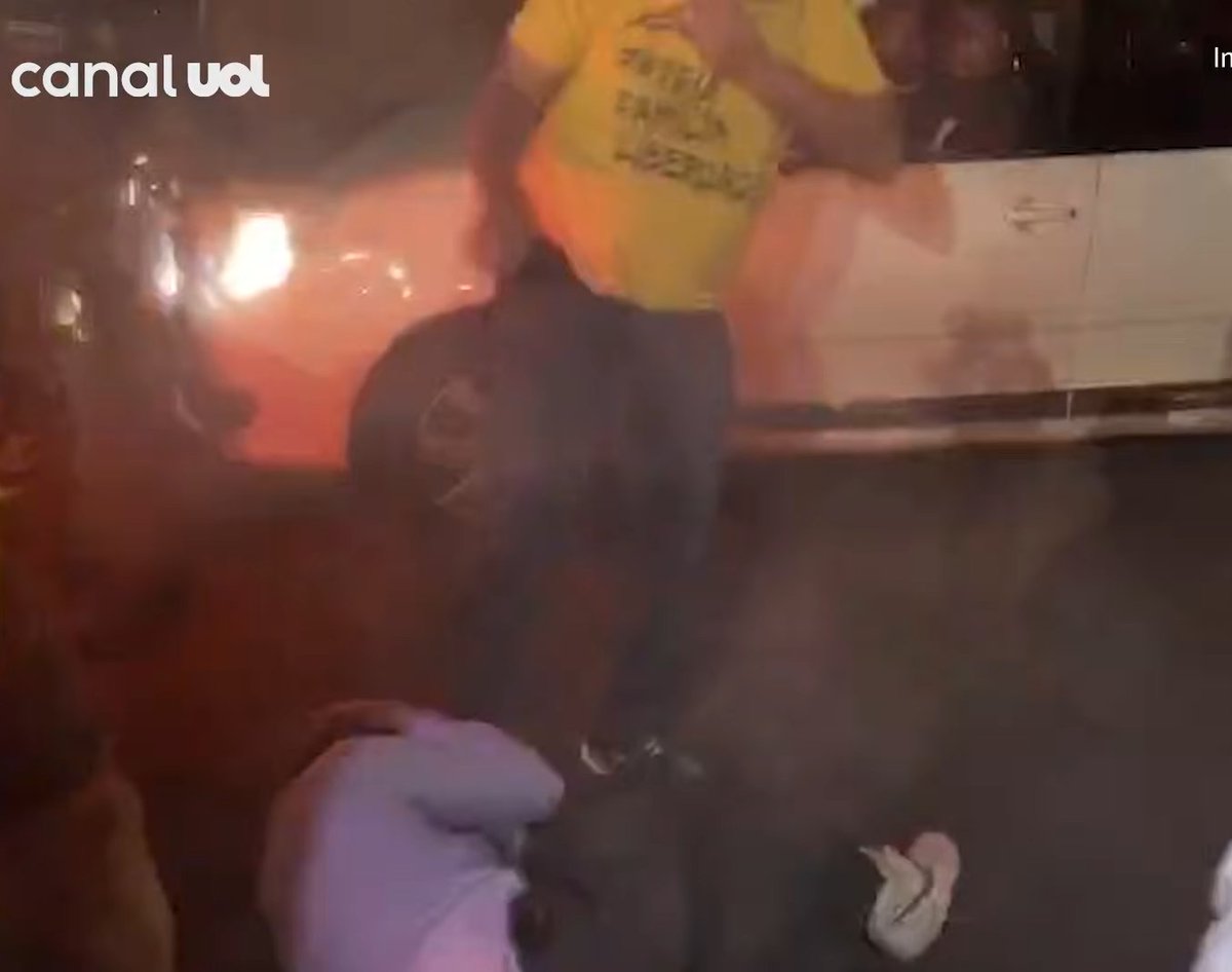 Momento em que um membro de seita fascista chuta a cabeça do pastor Ismael Lopes durante vigília em Brasília. 

Em nome da "pátria, família e liberdade". bit.ly/48fkDjY

Eles são fanáticos e violentos. Promovem o terror. E precisam ser barrados.