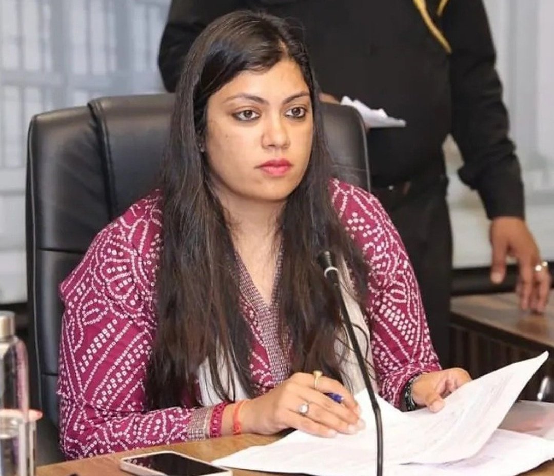 SurajKrBauddh's tweet image. ABP News के अनुसार;

ग्रेटर नोएडा की DM मेधा रूपम ने SIR की धीमी प्रगति देखकर 181 BLO (आंगनबाड़ी) की सेवा समाप्ति एवं 191 अध्यापक व 113 शिक्षामित्र पर विभागीय कार्रवाई का निर्देश दिया है। एक दिन का वेतन भी रोका जाएगा।

इस समय BLOs संकट में है, पर चुनाव आयोग निश्चिंत है।