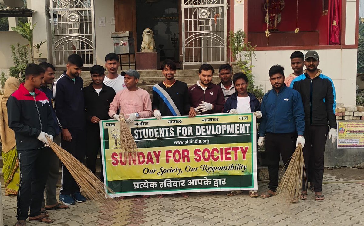 sfdbgs's tweet image. आज SFD टीम ने खातोपुर शिव मंदिर परिसर में स्वच्छता अभियान चलाकर स्वच्छता का संदेश दिया। 🙏✨
छोटा सा कदम, बड़े बदलाव की ओर।
#SFD #SwachhAbhiyan #CleanTempleCleanMind