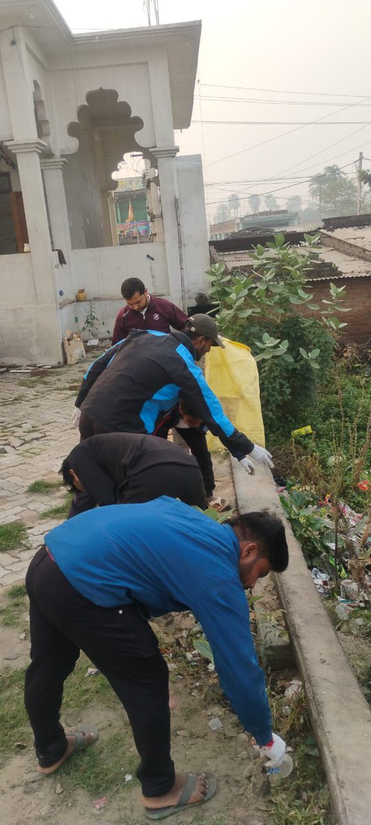 sfdbgs's tweet image. आज SFD टीम ने खातोपुर शिव मंदिर परिसर में स्वच्छता अभियान चलाकर स्वच्छता का संदेश दिया। 🙏✨
छोटा सा कदम, बड़े बदलाव की ओर।
#SFD #SwachhAbhiyan #CleanTempleCleanMind