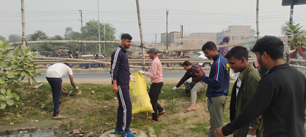 sfdbgs's tweet image. आज SFD टीम ने खातोपुर शिव मंदिर परिसर में स्वच्छता अभियान चलाकर स्वच्छता का संदेश दिया। 🙏✨
छोटा सा कदम, बड़े बदलाव की ओर।
#SFD #SwachhAbhiyan #CleanTempleCleanMind