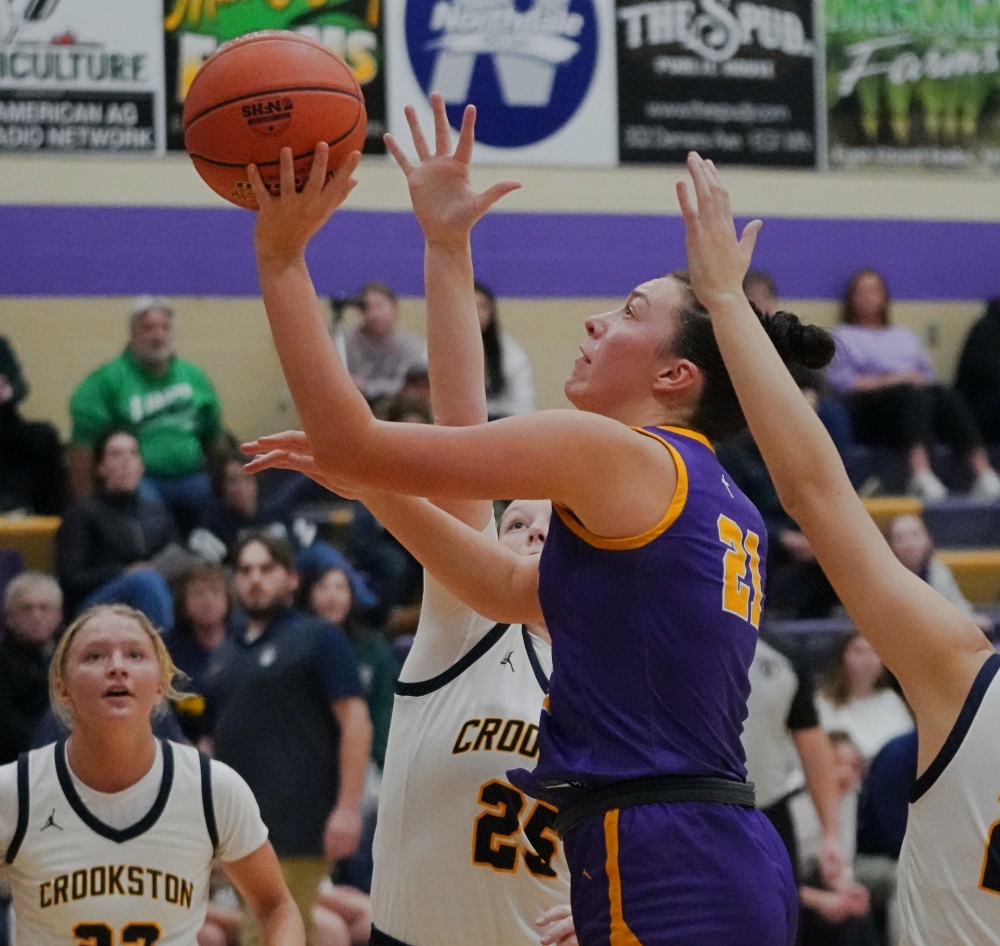 KROXRADIO's tweet image. Sacred Heart&apos;s Lexi Lawrence scored 26 points and had another double-double to lead her team to a 64-26 victory over the Crookston Pirate Girls Basketball team. For the story, scorings, stats, pictures, and both coaches&apos; interviews, click below.
kroxam.com/crookston-pira…