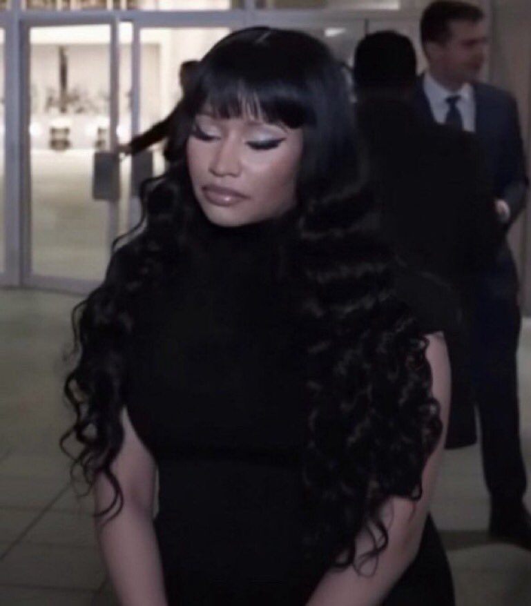 Cosmos_Writer's tweet image. As duas da manhã eu estava voltando pra casa chorando usando asas douradas do Felix de saltburn, foi horrível e incrivelmente triste, porém foi aesthetic e estava lindo