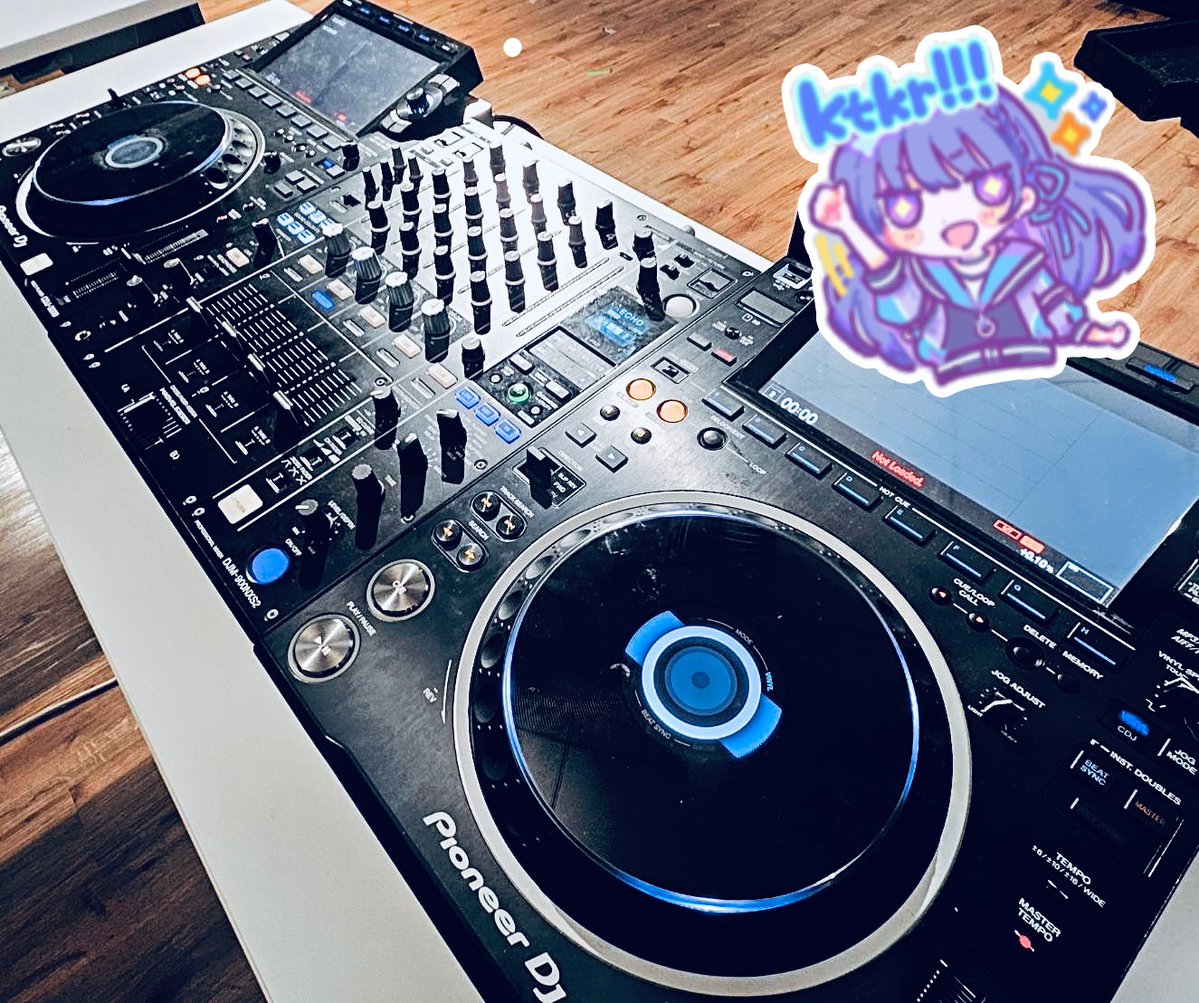 KamizuruCosmo's tweet image. DJするやつ…！
触って練習してきました💿✨️

まずいです。沼です、これ。

めちゃくちゃ楽しくて、時間が溶けます。
まだデビューしてないのに自分用も購入しようかなとか考え始めてます。
どうしよう。

#ヴイアラ