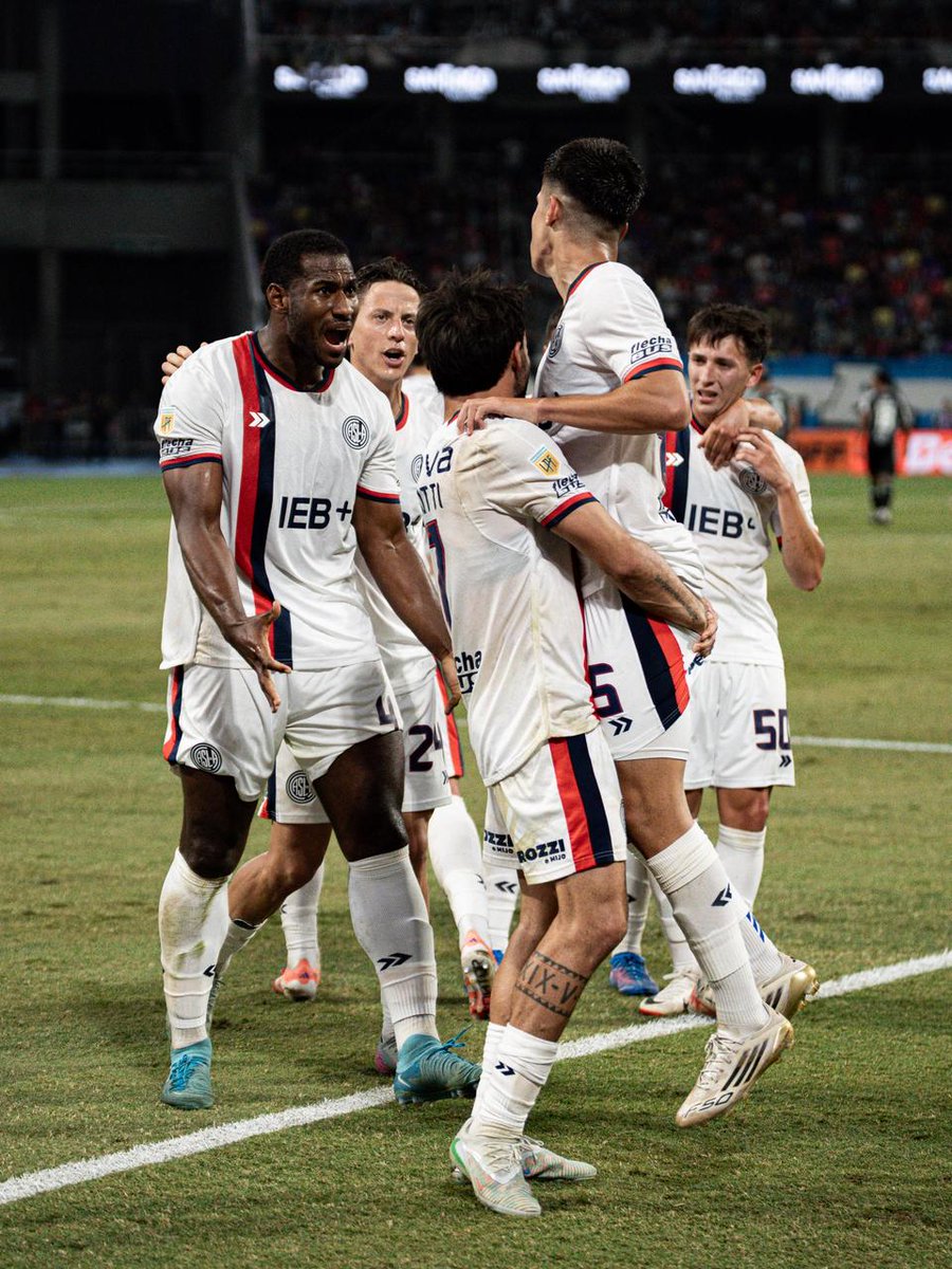 SanLorenzo's tweet image. Gracias plantel y cuerpo técnico por dejar todo por esta camiseta.