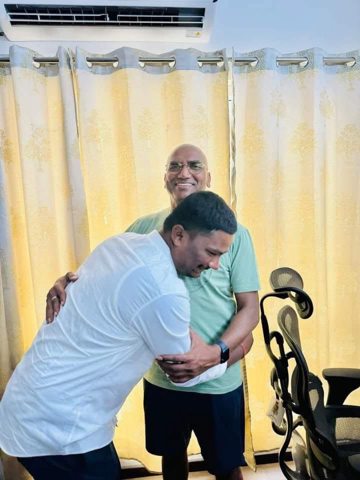 NareshGoudBRS's tweet photo. బీఆర్ఎస్ పార్టీ రాష్ట్ర ప్రధాన కార్యదర్శి శ్రీ @RSPraveenSwaero Sir గారికి హృదయ పూర్వక జన్మదిన శుభాకాంక్షలు🎂💐

@BRSparty @KTRBRS @BRSHarish https://t.co/9tvPt2U055