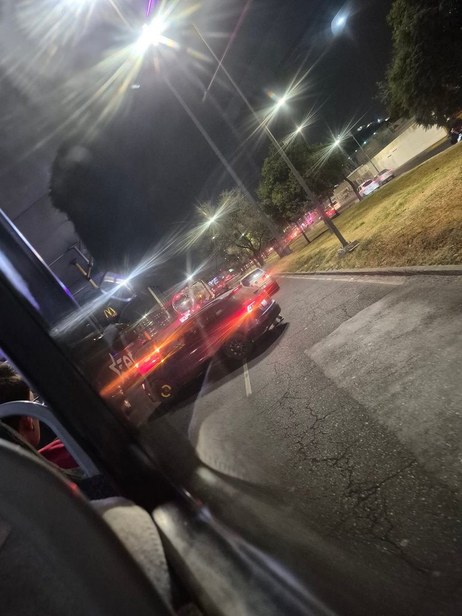 Biker accidentado en la #Zaragoza dirección #Chalco a la altura de #Guelatao, cuerpos de emergencia ya en el lugar, hay trafico en la zona, maneje con precaución.