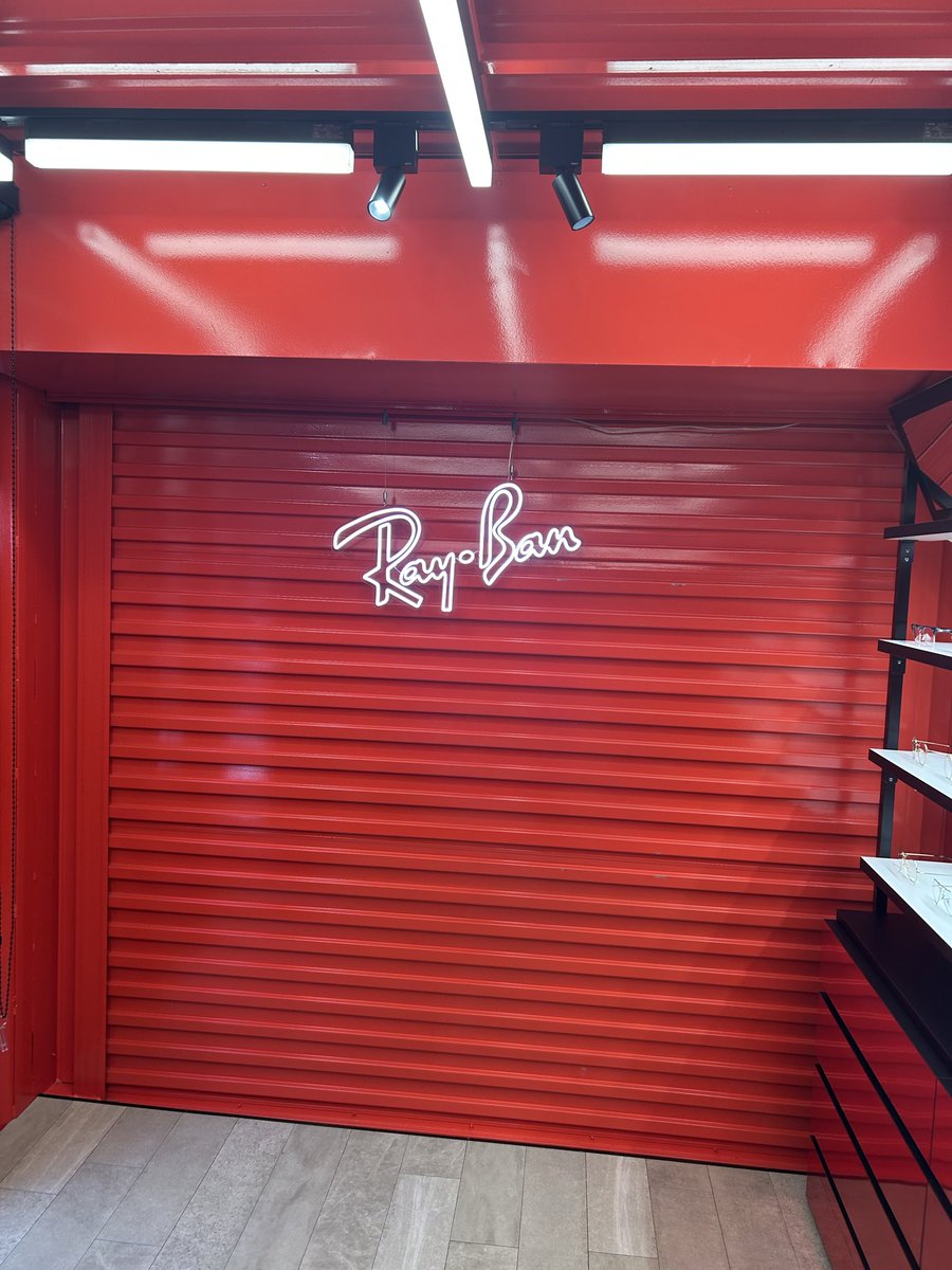 beavis6641's tweet photo. Ray-Ban POP UP
#ジブン超えるジブン https://t.co/jLjqyHOsX0