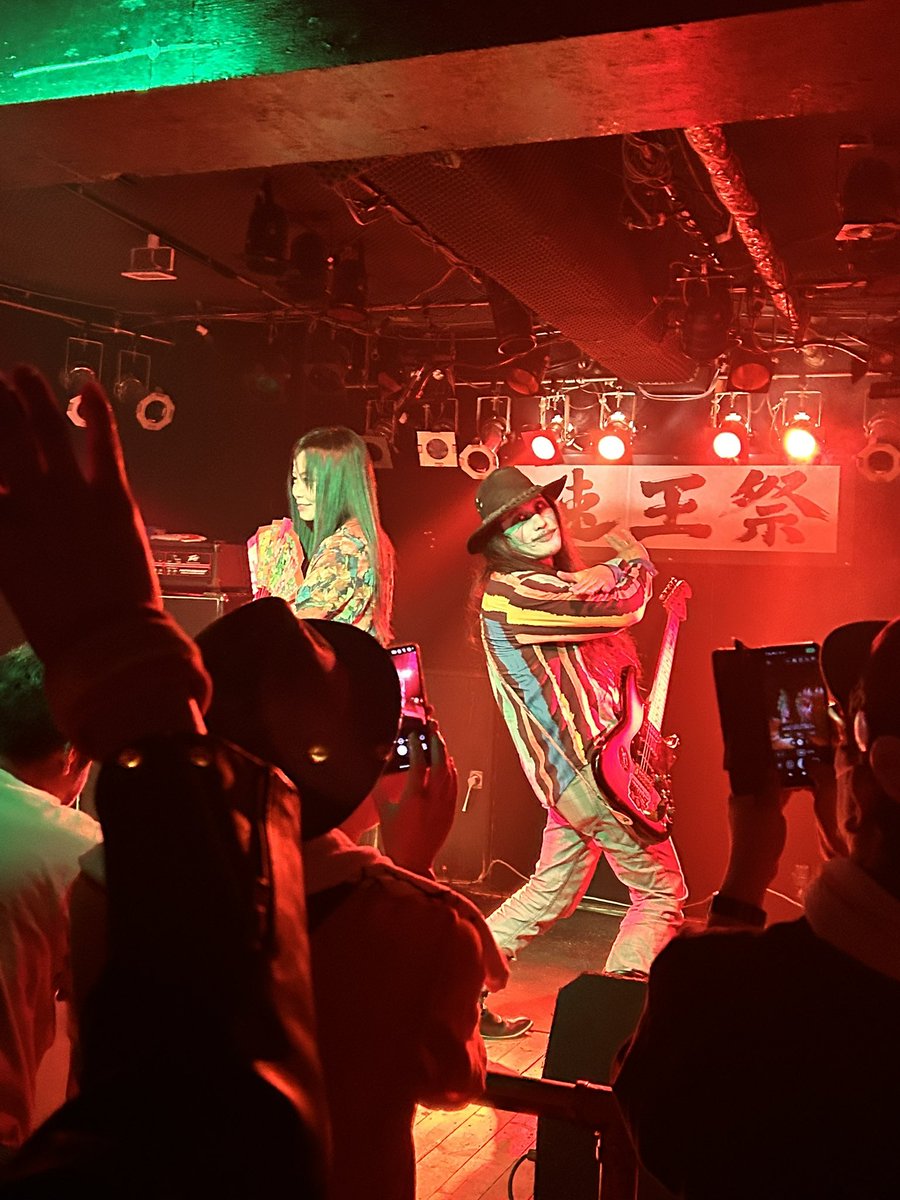昨日の速王祭、くっそ盛り上がった！！
すごい楽しかった😍
きじま屋ひーこさんのライブも楽しかった！
亀之子エレクトさんの写真撮り忘れたw
ずっと踊ってたw
久しぶりに身体動かしたから筋肉痛を待ってたけど今日は無事。明日くるかもしれない恐怖と戦ってるw